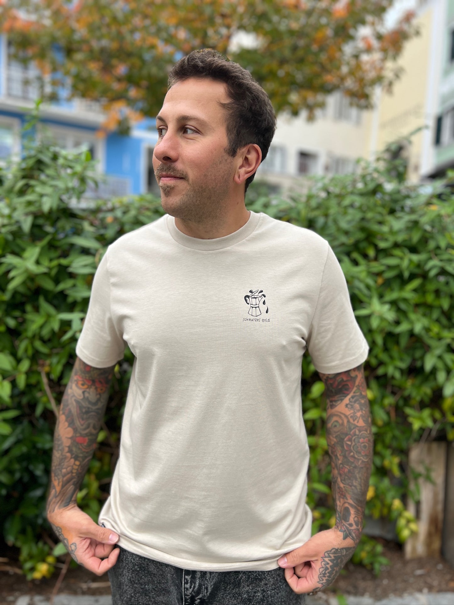 Unisex Coffee T-Shirt "Schwarzes Gold" in der Farbe sand