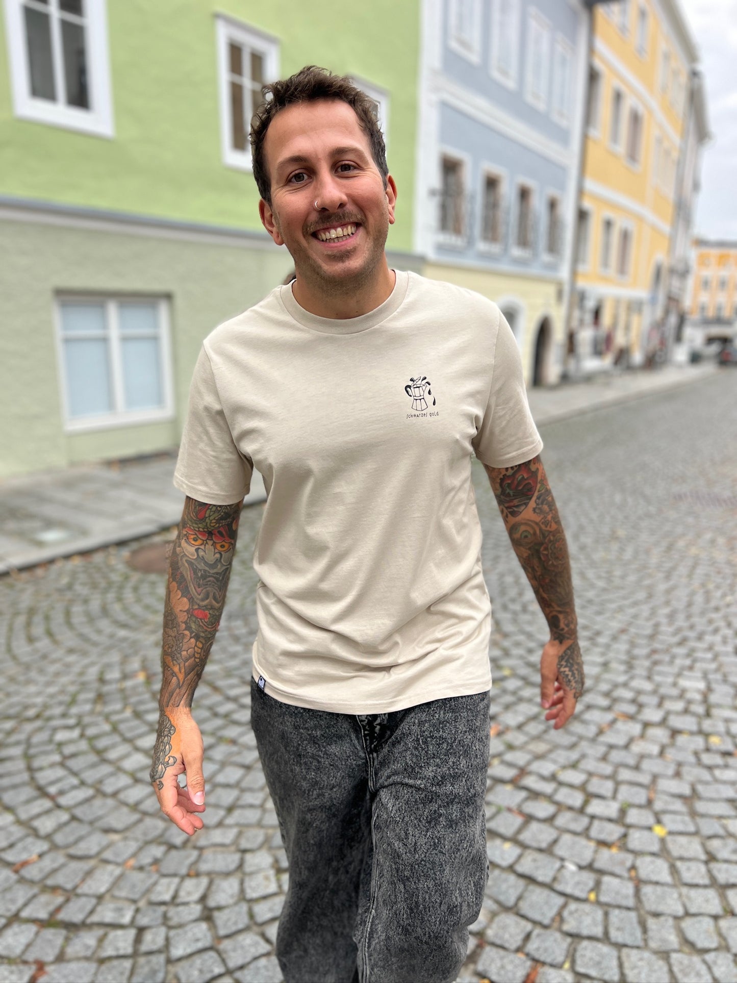 Unisex Coffee T-Shirt "Schwarzes Gold" in der Farbe sand
