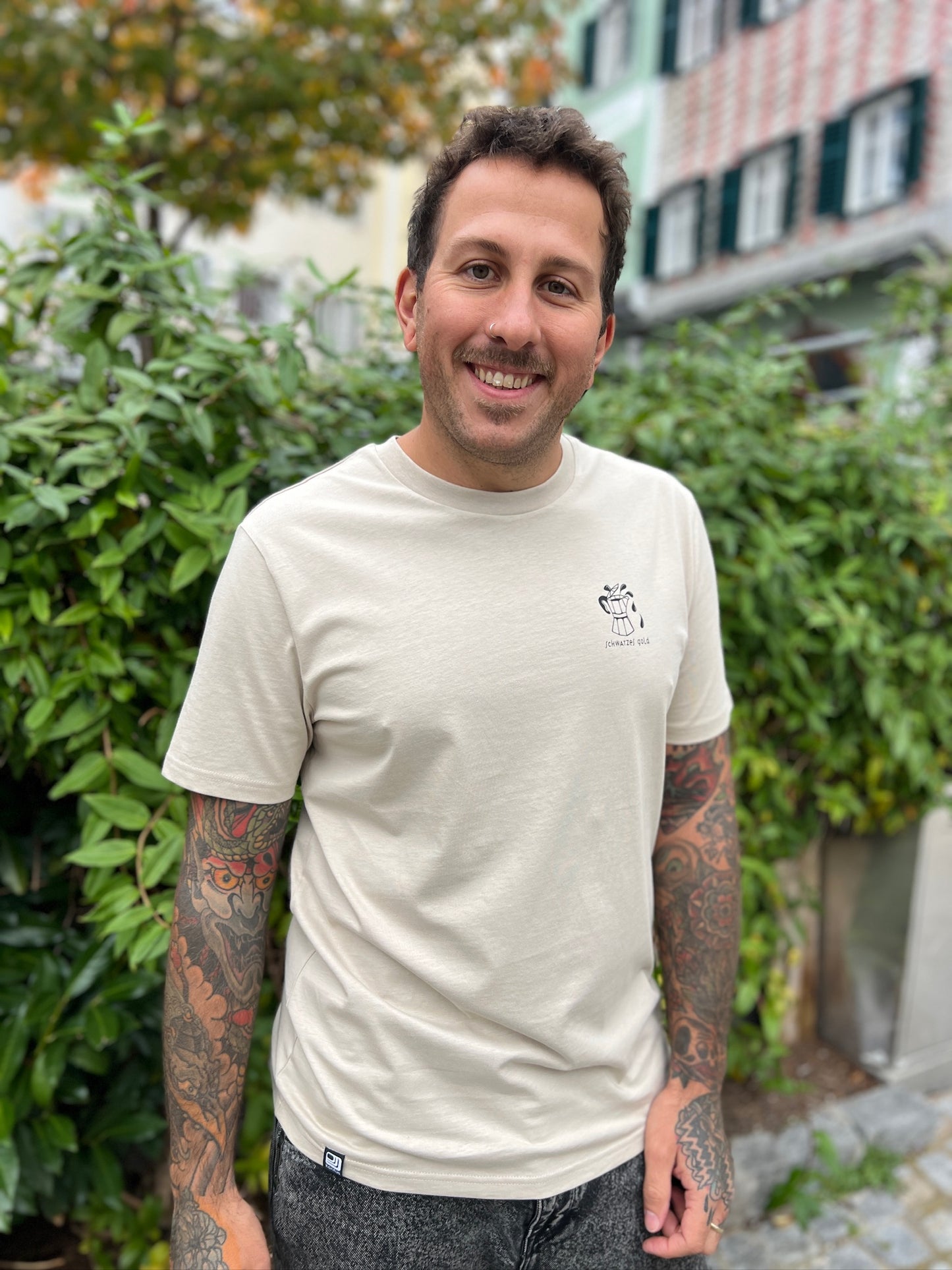 Unisex Coffee T-Shirt "Schwarzes Gold" in der Farbe sand