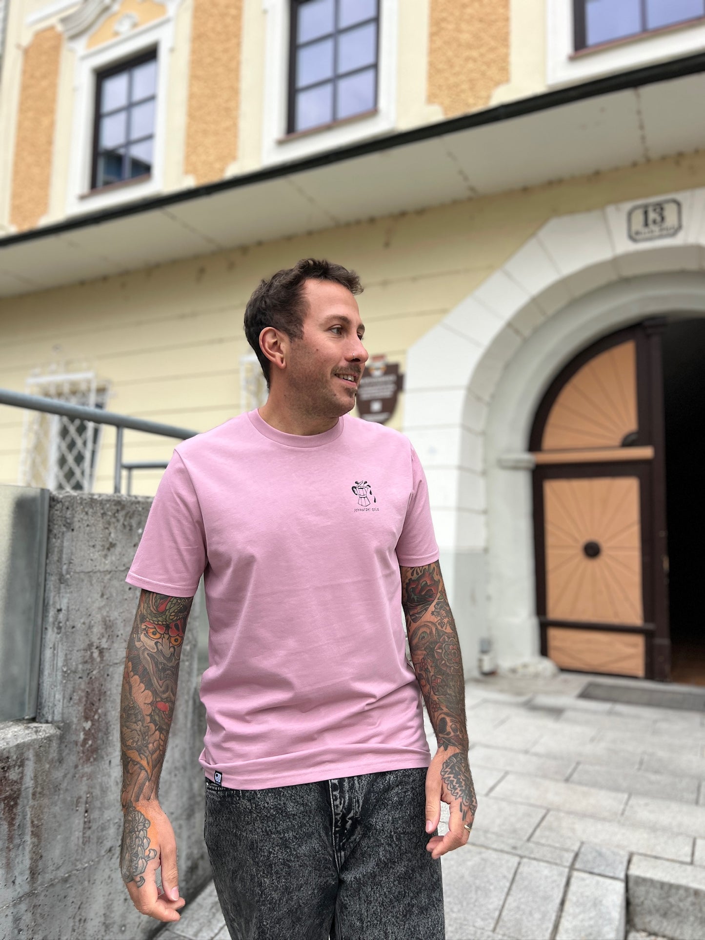 Unisex Coffee T-Shirt "Schwarzes Gold" pink-ish