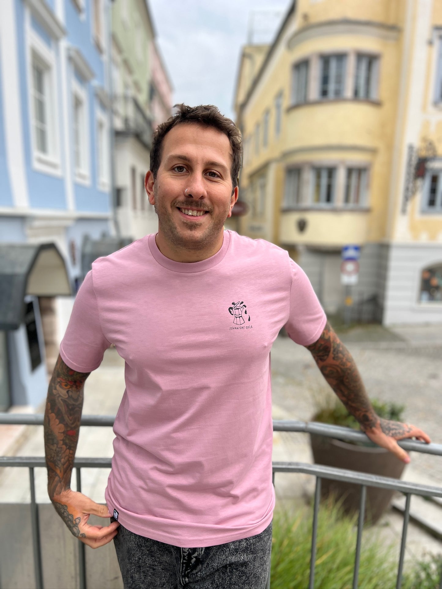 Unisex Coffee T-Shirt "Schwarzes Gold" pink-ish