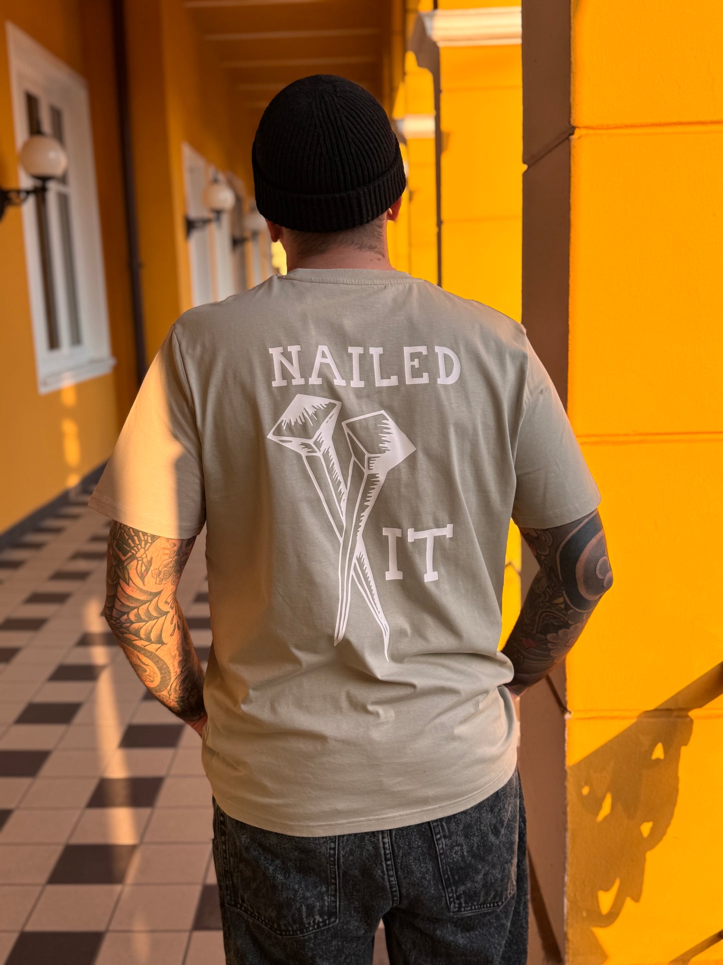 Unisex T-Shirt "Nailed It" Salbeigrün