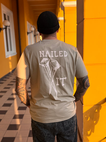 Unisex T-Shirt "Nailed It" Salbeigrün